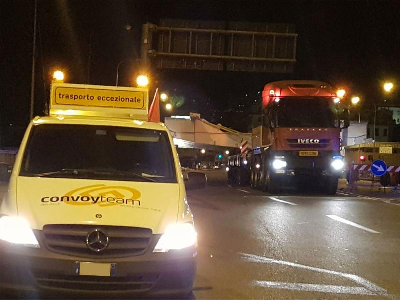 Scorte a trasporti eccezionali. Alcuni scatti al lavoro.