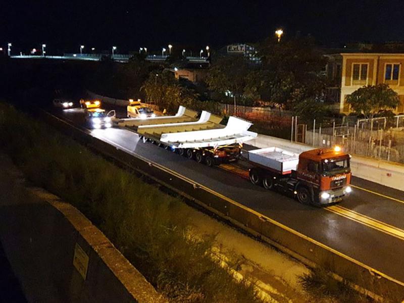 Scorte a trasporti eccezionali. Alcuni scatti al lavoro.